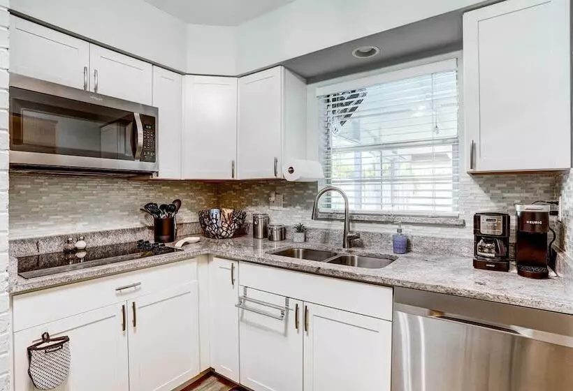 Remodeled St Petersburg Retreat W/ Hot Tub!