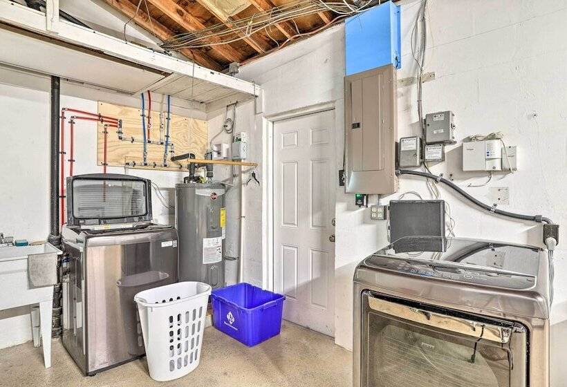 Remodeled St Petersburg Retreat W/ Hot Tub!