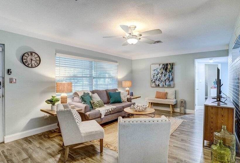 Remodeled St Petersburg Retreat W/ Hot Tub!