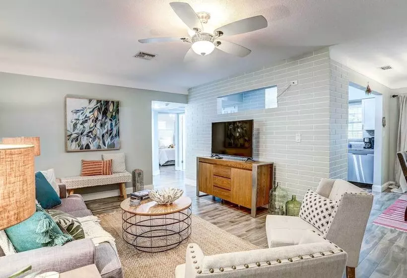 Remodeled St Petersburg Retreat W/ Hot Tub!