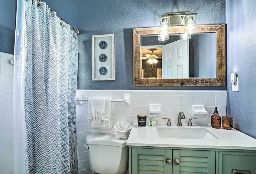 Remodeled St Petersburg Retreat W/ Hot Tub!