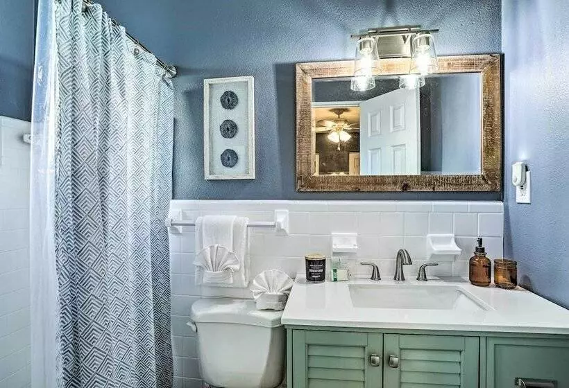 Remodeled St Petersburg Retreat W/ Hot Tub!