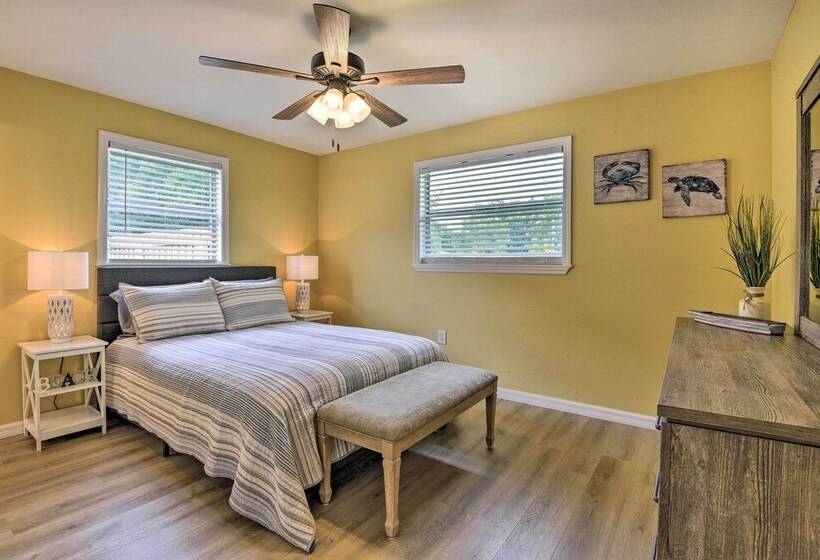 Sarasota Sunset House W/ Spacious Patio!