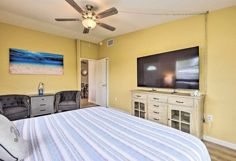 Sarasota Sunset House W/ Spacious Patio!