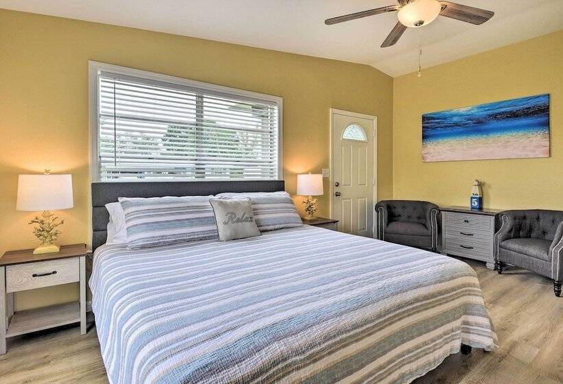 Sarasota Sunset House W/ Spacious Patio!