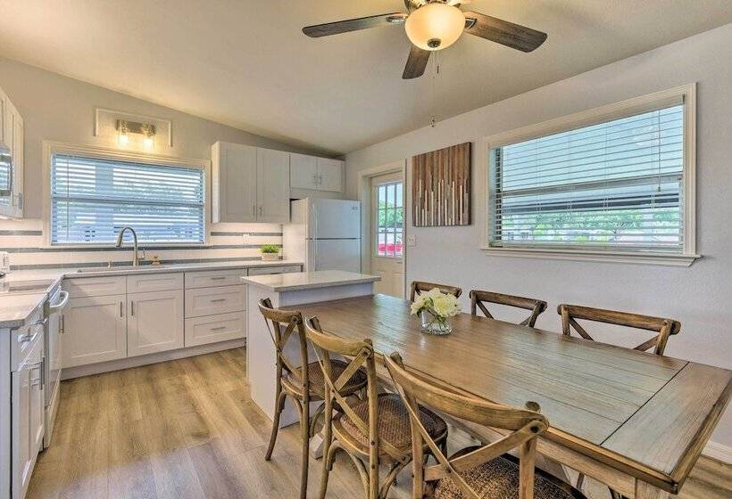 Sarasota Sunset House W/ Spacious Patio!