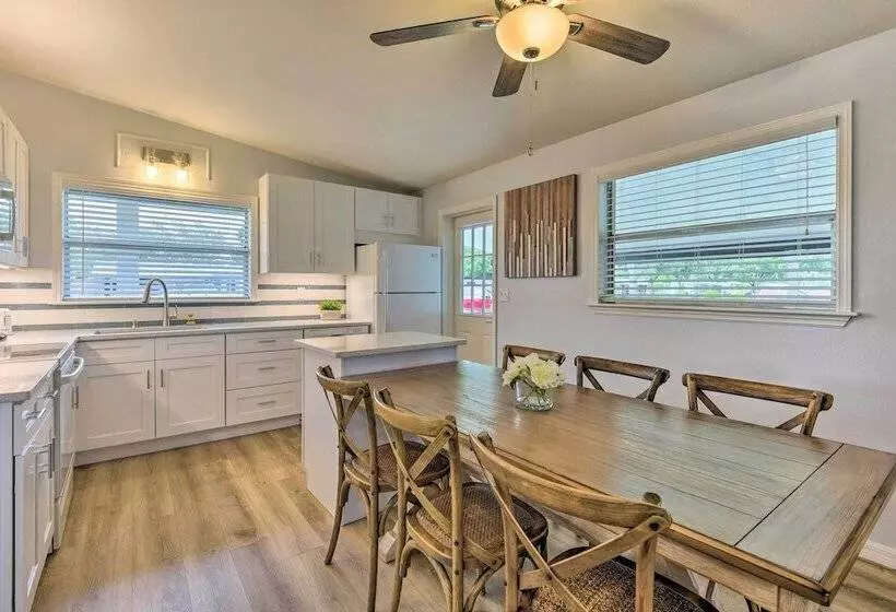 Sarasota Sunset House  W/ Spacious Patio!