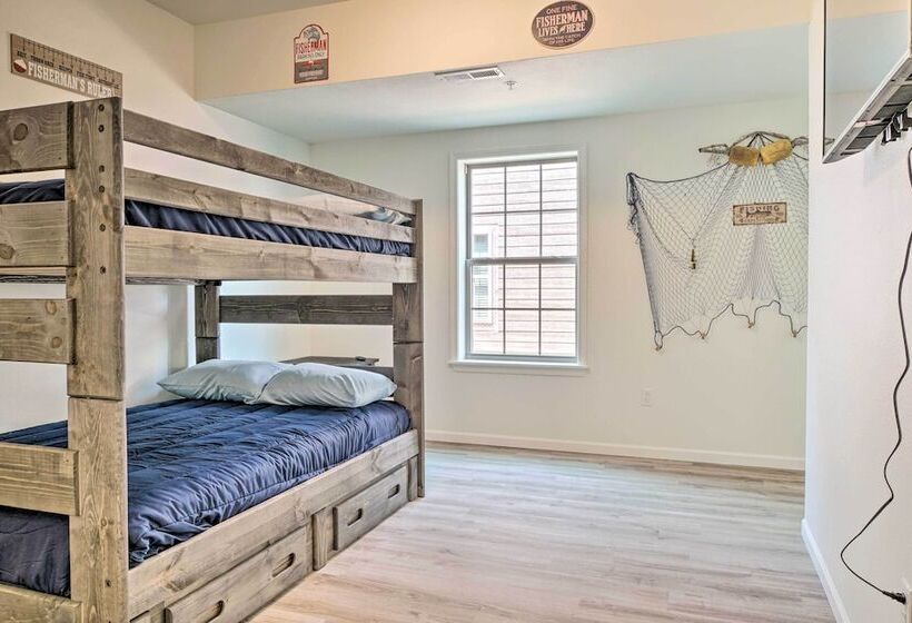 Updated Cabin W/ Direct Lake Access & Pool!