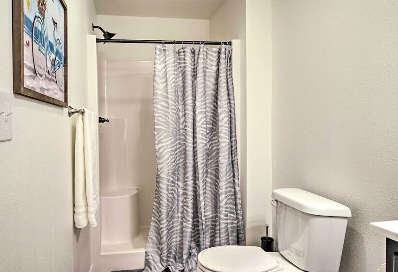 Updated Cabin W/ Direct Lake Access & Pool!