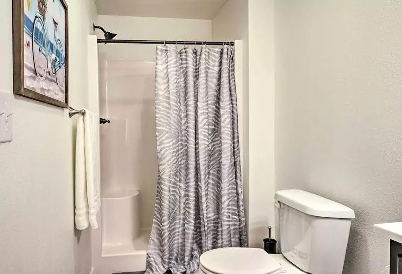 Updated Cabin W/ Direct Lake Access & Pool!