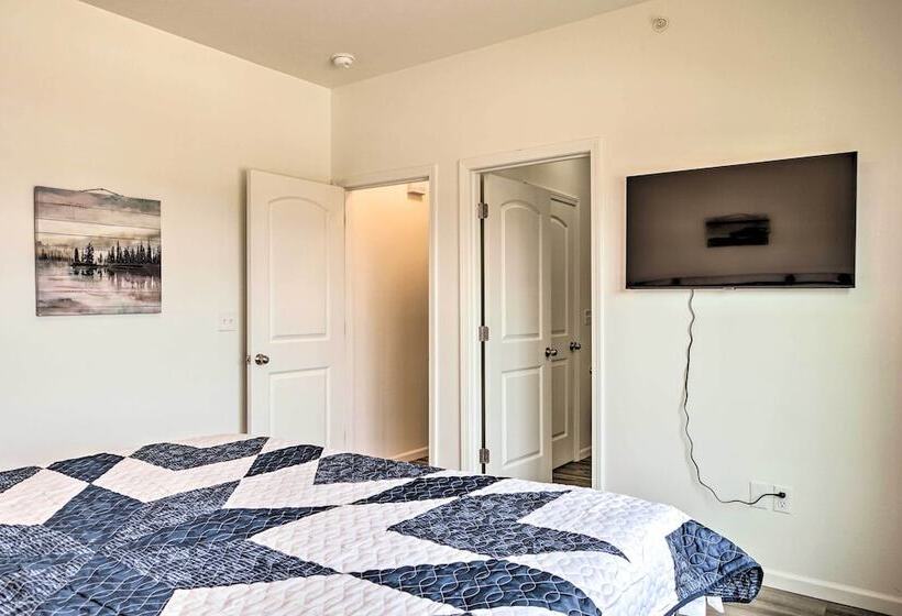 Updated Cabin W/ Direct Lake Access & Pool!