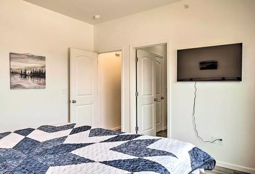 Updated Cabin W/ Direct Lake Access & Pool!