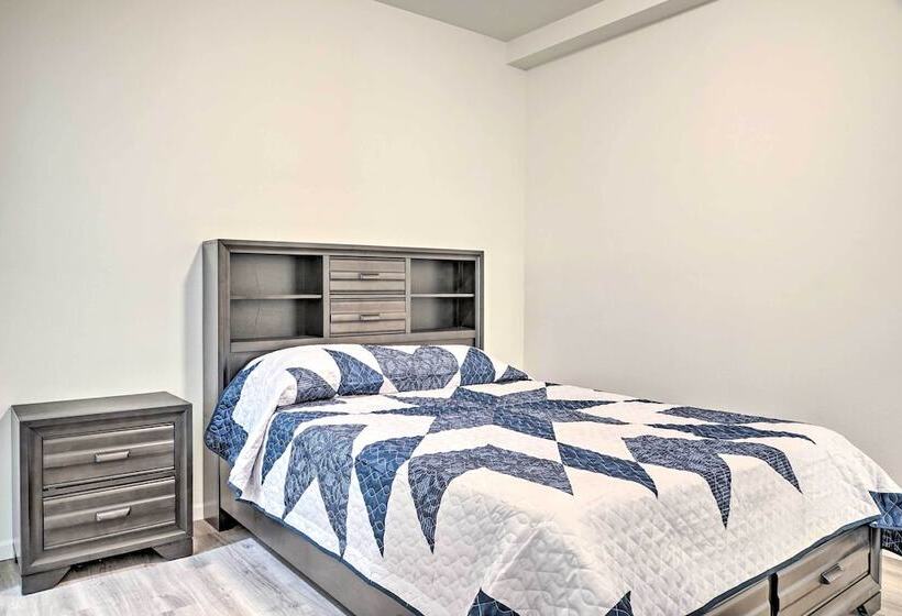 Updated Cabin W/ Direct Lake Access & Pool!