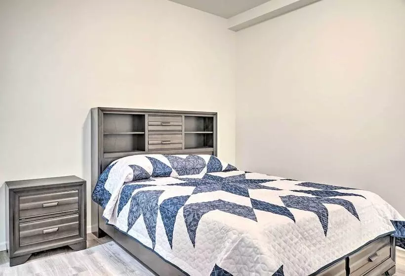 Updated Cabin W/ Direct Lake Access & Pool!