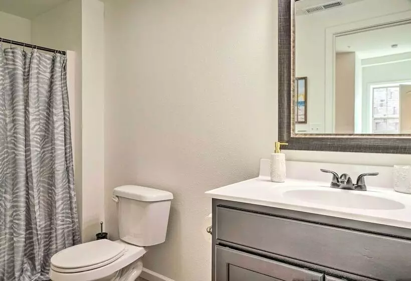 Updated Cabin W/ Direct Lake Access & Pool!