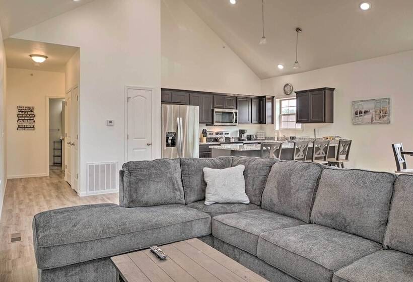 Updated Cabin W/ Direct Lake Access & Pool!