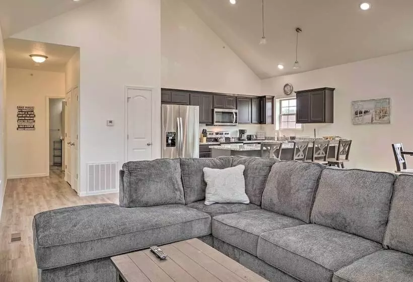 Updated Cabin W/ Direct Lake Access & Pool!