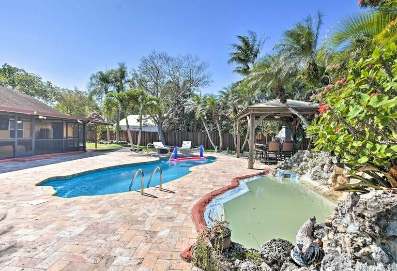 Amenitypacked Sunrise Home W/ Outdoor Pool!