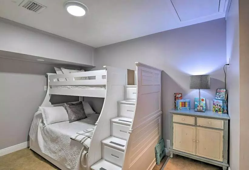 Amenitypacked Sunrise Home W/ Outdoor Pool!