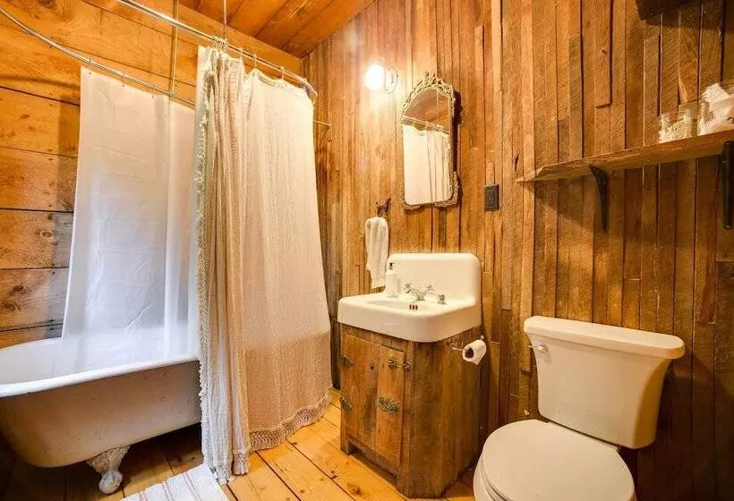 Breathtaking Mtn Views: Stylish Rustic Retreat!