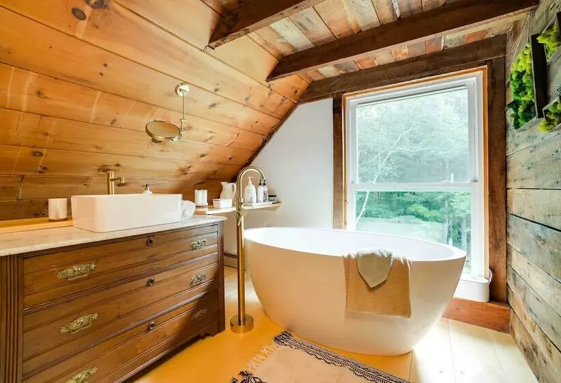 Breathtaking Mtn Views: Stylish Rustic Retreat!