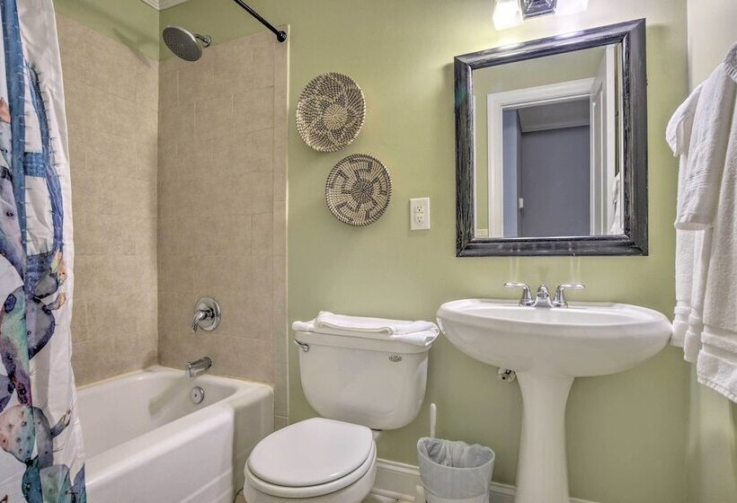 Bright Cary Home With Deck < 15 Mi To Raleigh!