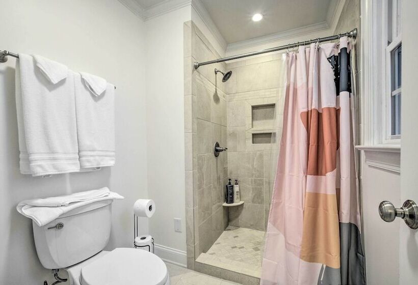 Bright Cary Home With Deck < 15 Mi To Raleigh!