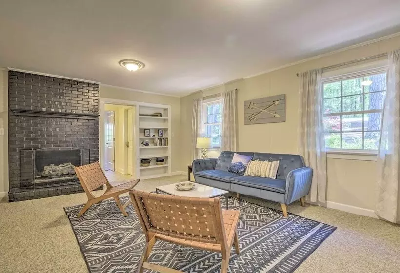 Bright Cary Home With Deck < 15 Mi To Raleigh!