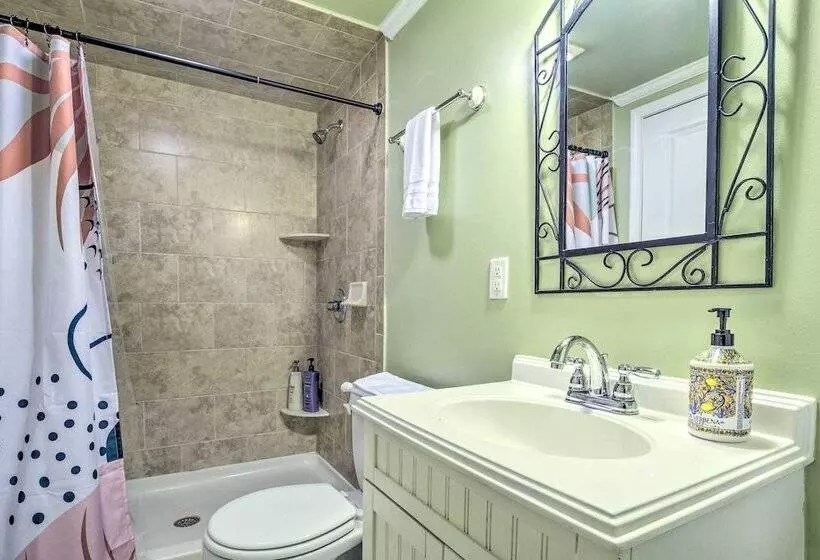 Bright Cary Home With Deck < 15 Mi To Raleigh!