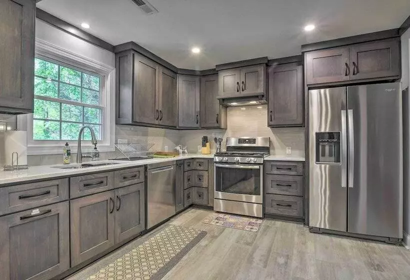 Bright Cary Home With Deck < 15 Mi To Raleigh!