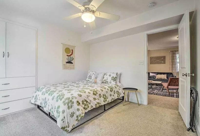 Bright Cary Home With Deck < 15 Mi To Raleigh!