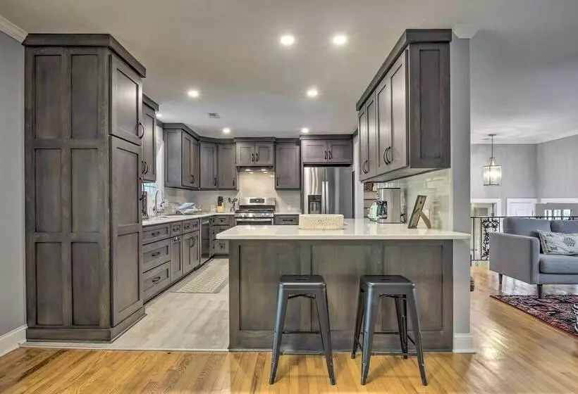 Bright Cary Home With Deck < 15 Mi To Raleigh!