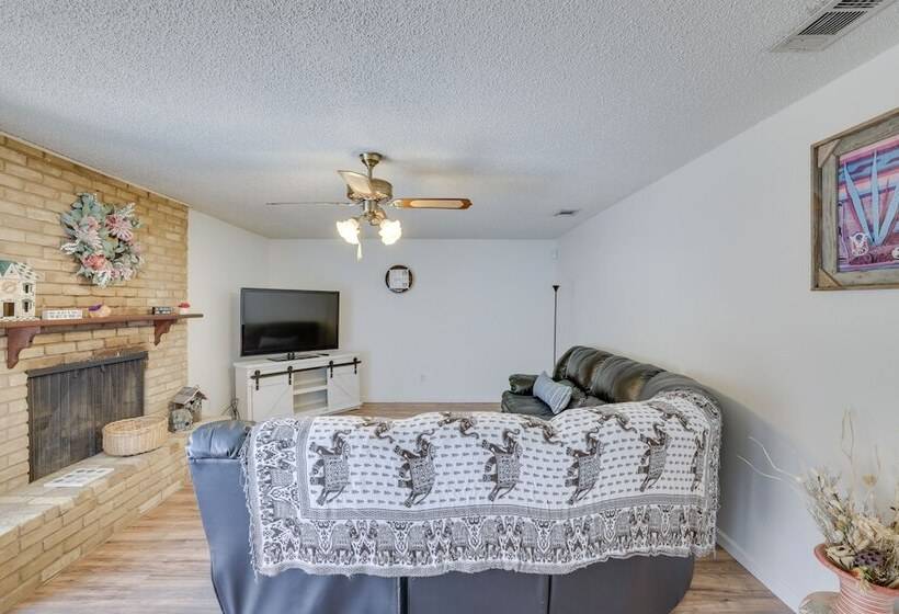 Family Home In Fort Worth: Pets Welcome!