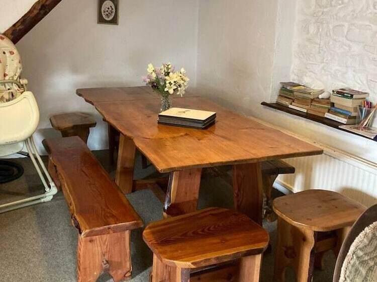 Cosy Stone Cottage On Llanllwni Mountain