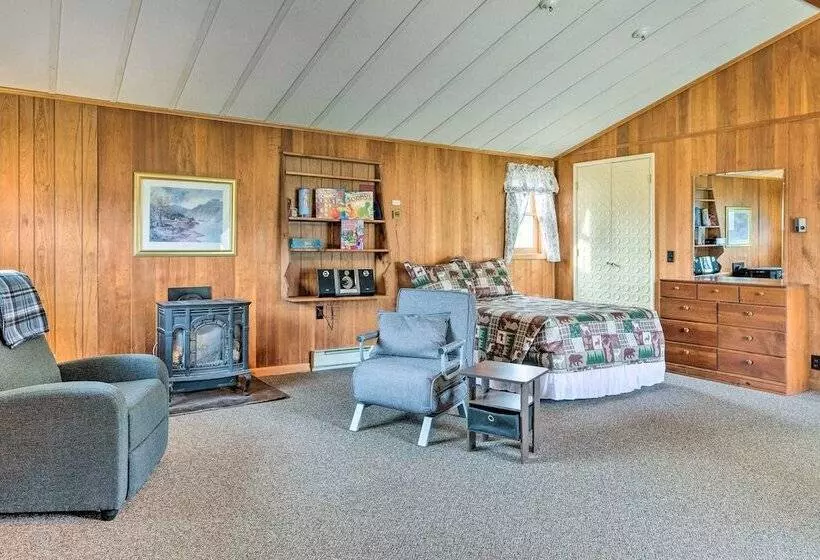 Cozy Franconia Cottage W/ Community Pool & Hot Tub