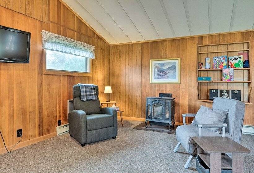 Cozy Franconia Cottage W/ Community Pool & Hot Tub