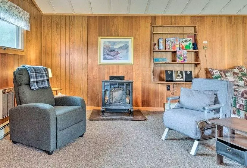 Cozy Franconia Cottage W/ Community Pool & Hot Tub
