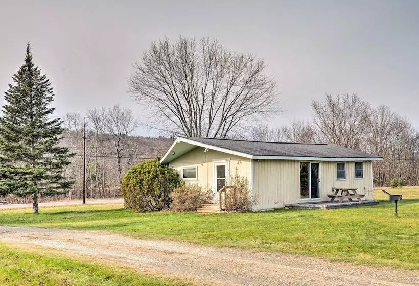 Cozy Franconia Cottage W/ Community Pool & Hot Tub
