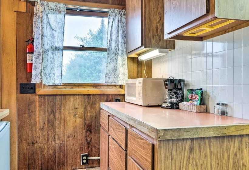 Cozy Franconia Cottage W/ Community Pool & Hot Tub