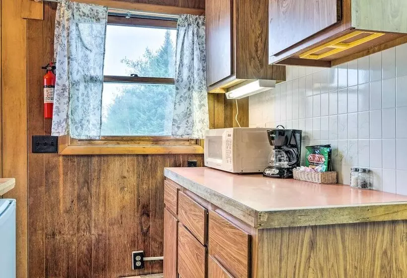 Cozy Franconia Cottage W/ Community Pool & Hot Tub