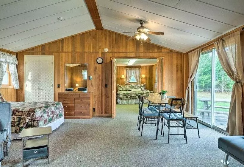 Cozy Franconia Cottage W/ Community Pool & Hot Tub