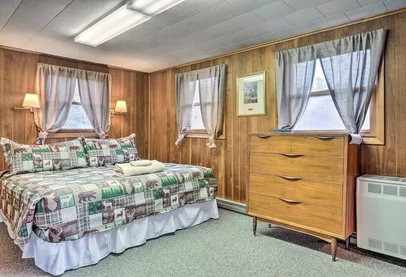 Cozy Franconia Cottage W/ Community Pool & Hot Tub