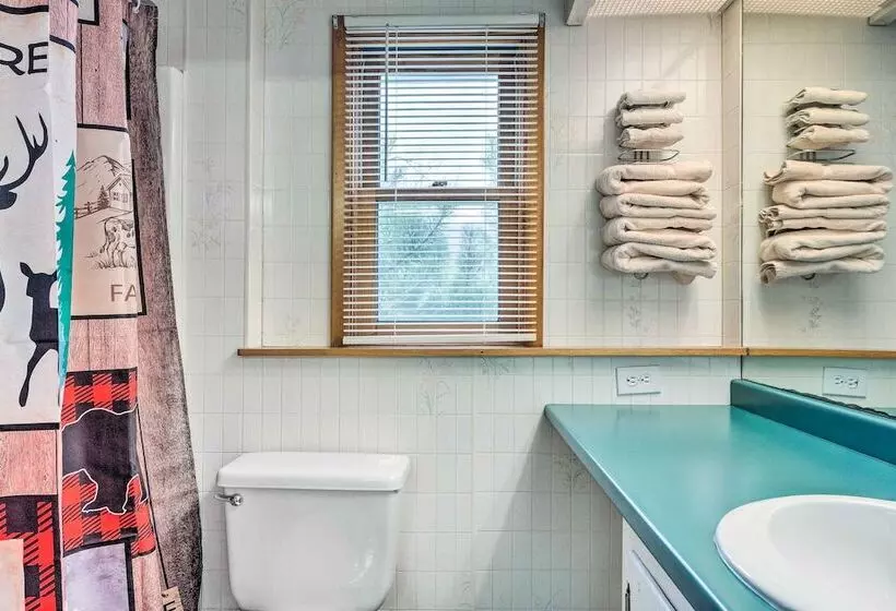 Cozy Franconia Cottage W/ Community Pool & Hot Tub