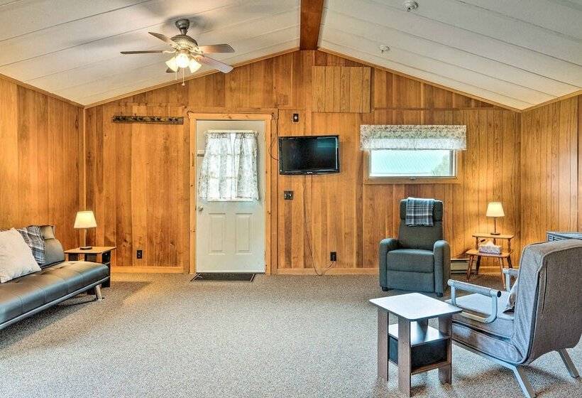 Cozy Franconia Cottage W/ Community Pool & Hot Tub