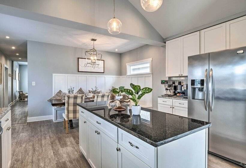 Family Friendly Home Near Noblesville Square!