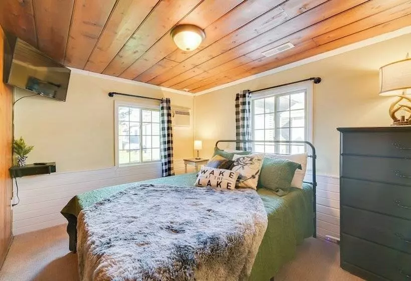 Houghton Lake Cottage   Central Location!