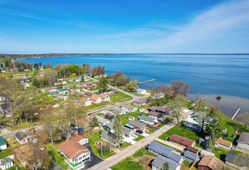 Houghton Lake Cottage   Central Location!