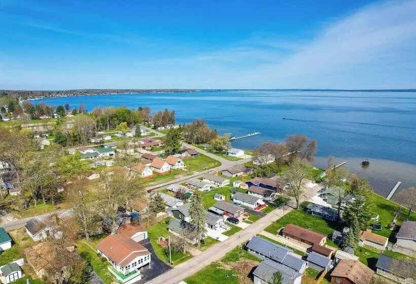 Houghton Lake Cottage   Central Location!