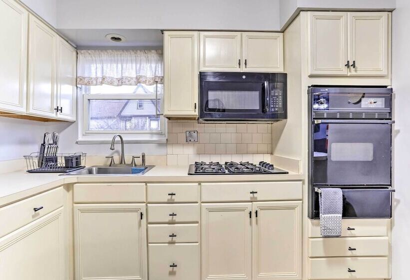 Ideally Located Jersey City Home, 8 Mi To Nyc