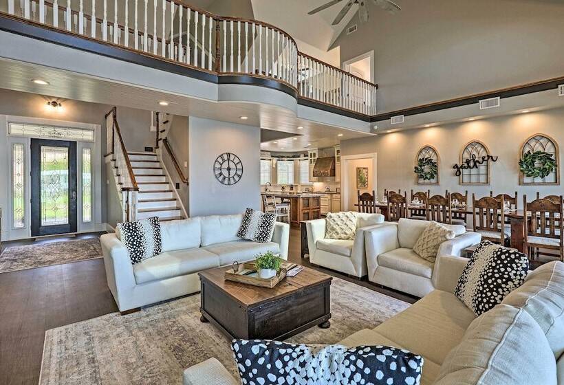 Lavish Lake House, Near Vineyards + Marinas!